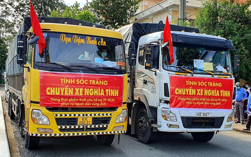 Đoàn xe nghĩa tình của người dân Sóc Trăng trước giờ xuất phát.