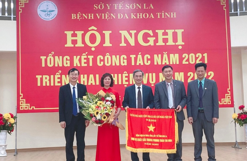 Bệnh viện Đa khoa tỉnh Sơn La đón nhận Cờ thi đua của Thủ tướng Chính phủ.