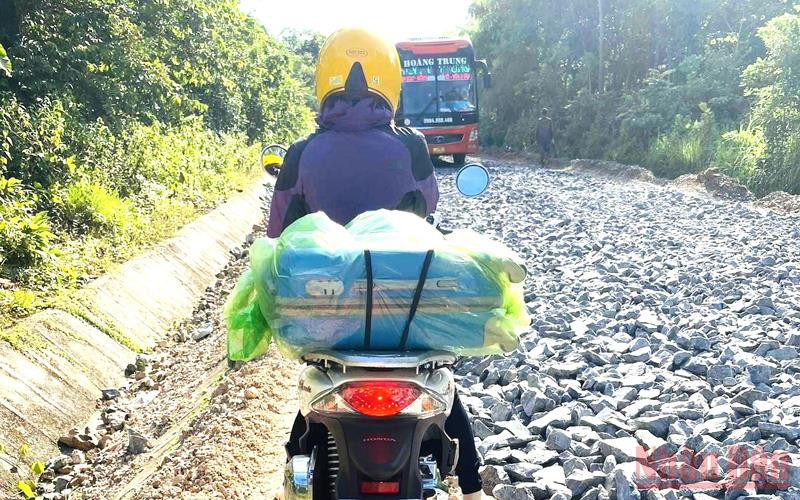 Các giáo viên Trường Trung học phổ thông Lê Hữu Trác, huyện Cư M’gar trên đường sang huyện biên giới Ea Súp coi thi.