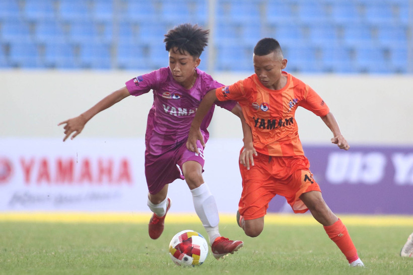 Các cầu thủ U13 tranh tài tại Vòng chung kết Giải Bóng đá Thiếu niên (U13) toàn quốc Yamaha cup 2022. 