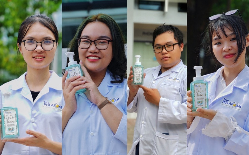Bốn thành viên nhóm và sản phẩm xà phòng tắm tự nghiên cứu. (Ảnh: Nhân vật cung cấp)