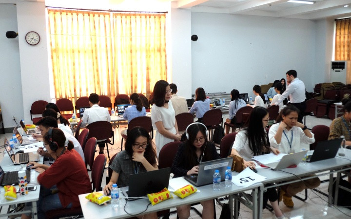 Phòng điều hành, nơi các tình nguyện viên hỗ trợ kỹ thuật cho các đội thi và BGK.