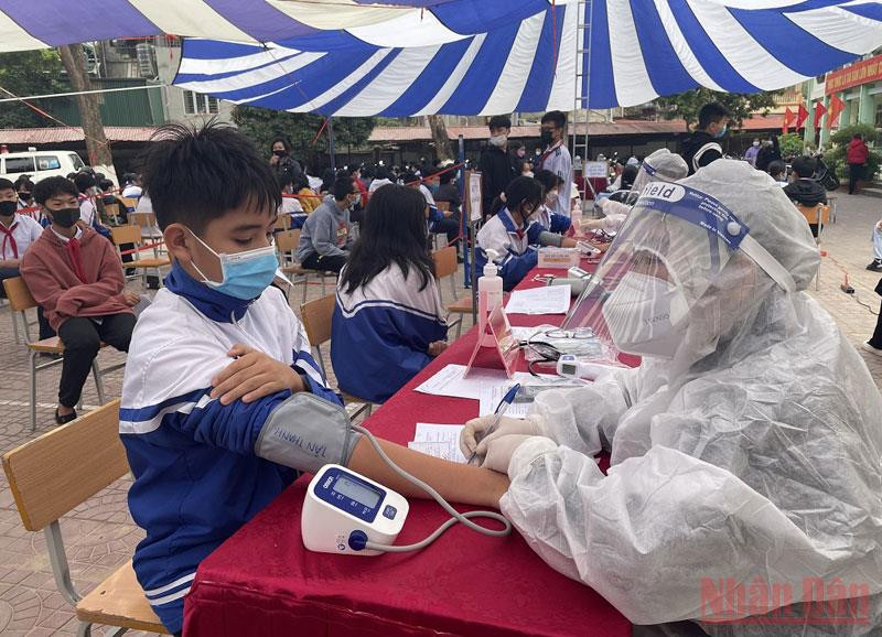 Khám sàng lọc trước tiêm cho học sinh Trường Trung học cơ sở Tân Bình, thành phố Điện Biên Phủ.