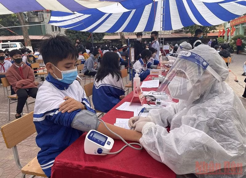 Khám sàng lọc trước tiêm cho học sinh Trường Trung học cơ sở Tân Bình, thành phố Điện Biên Phủ.