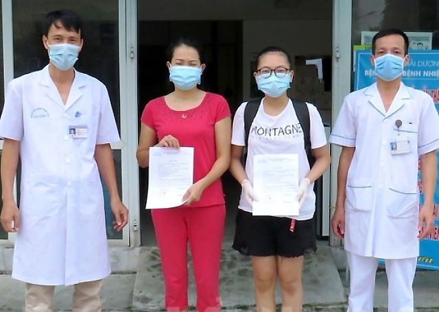 Bệnh viện Bệnh Nhiệt đới Hải Dương trao quyết định xuất viện cho những người khỏi bệnh.
