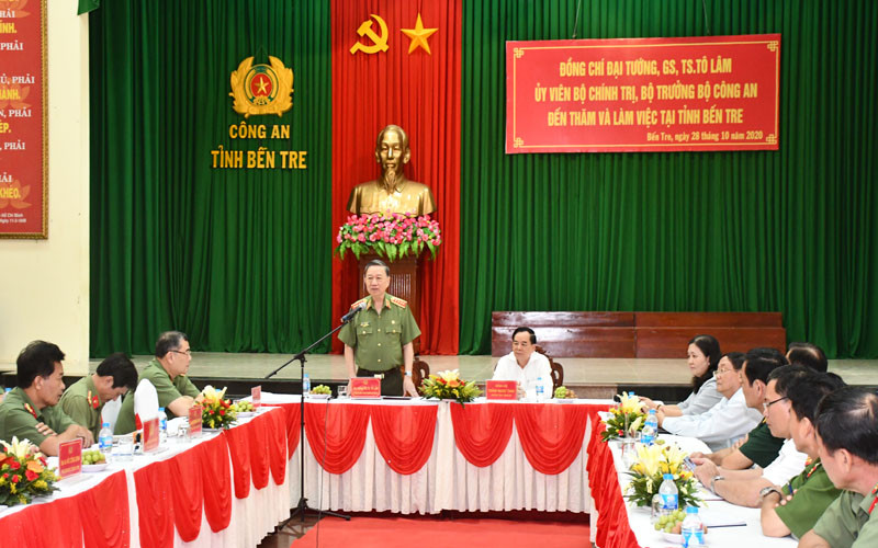 Bộ trưởng Công an thăm và làm việc tại Bến Tre.