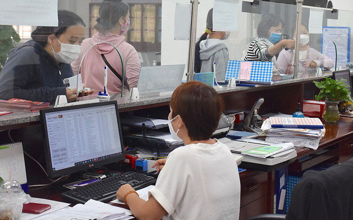 Người lao động tìm hiểu thông tin tại Bảo hiểm xã hội TP Đà Nẵng (Ảnh: Anh Đào). 