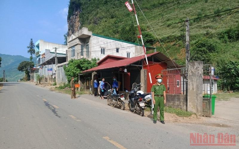 Cán bộ công an và dân quân xã làm nhiệm vụ tại chốt kiểm soát dịch bệnh chân đèo Khau Phạ, huyện Mù Cang Chải.
