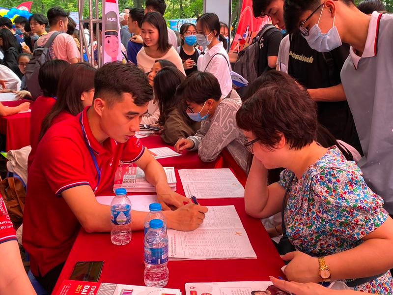 Cán bộ tuyển sinh Trường đại học Bách khoa Hà Nội tư vấn xét tuyển cho thí sinh, ngày 11/4.