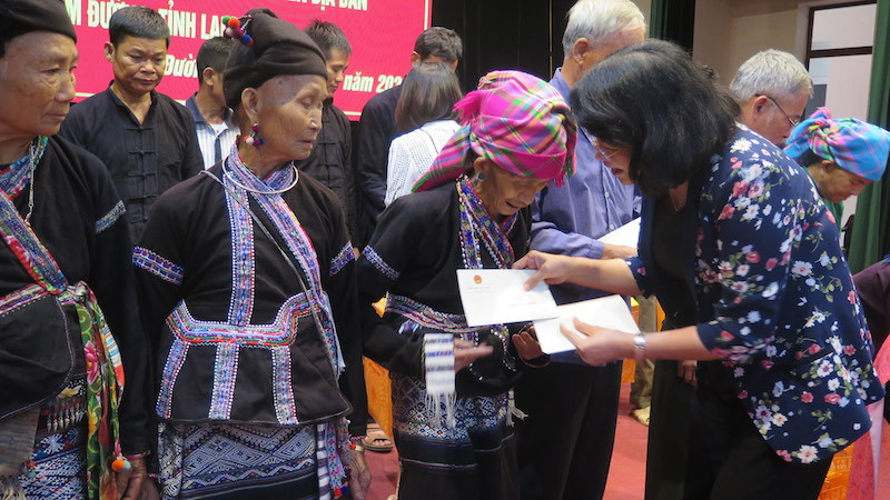 Phó Chủ tịch nước Đặng Thị Ngọc Thịnh trao quà cho thân nhân các gia đình chính sách huyện Tam Đường