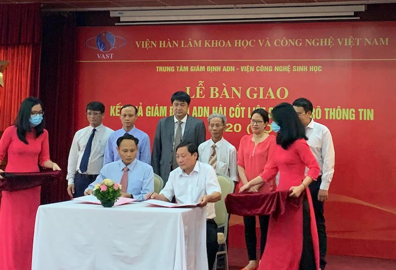 Lãnh đạo Viện Công nghệ sinh học và Cục Người có công tiến hành các thủ tục tại lễ bàn giao.