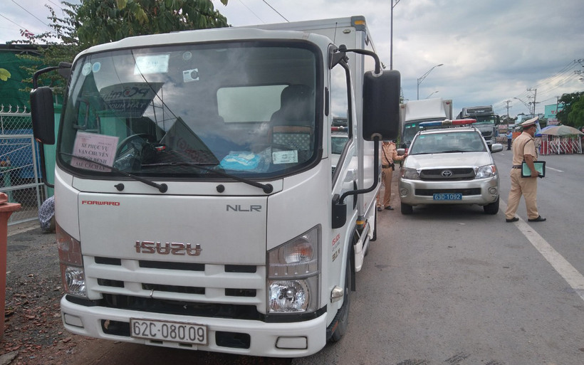 Chiếc xe tải chở người trái phép bị lực lượng chức năng bắt giữ.