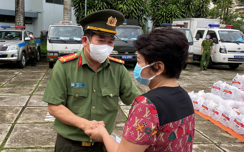 Giám đốc Công an tỉnh An Giang động viên một phụ nữ hoàn lương phấn đấu vươn lên hòa nhập cộng đồng.