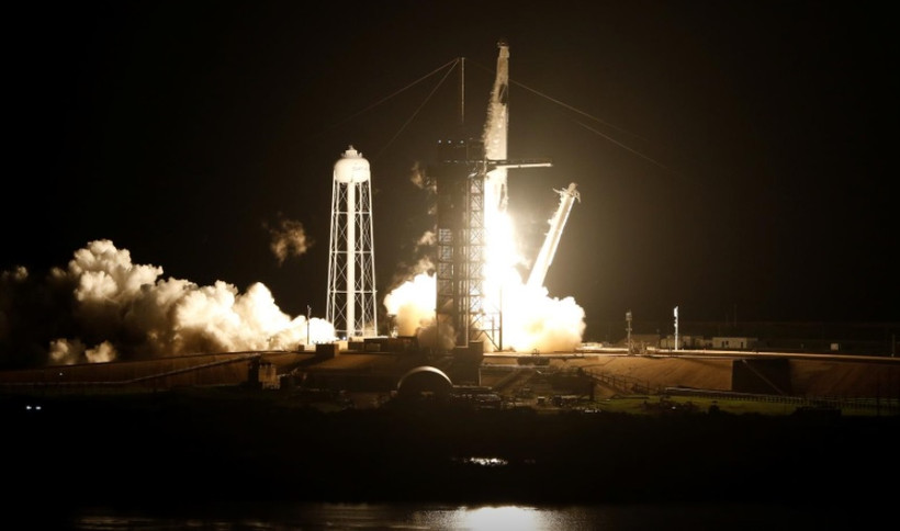 Tàu vũ trụ Crew Dragon do SpaceX thiết kế, đã cất cánh trên tên lửa đẩy SpaceX Falcon 9 lúc 7 giờ 27 phút sáng nay theo giờ Việt Nam. Ảnh: Reuters.