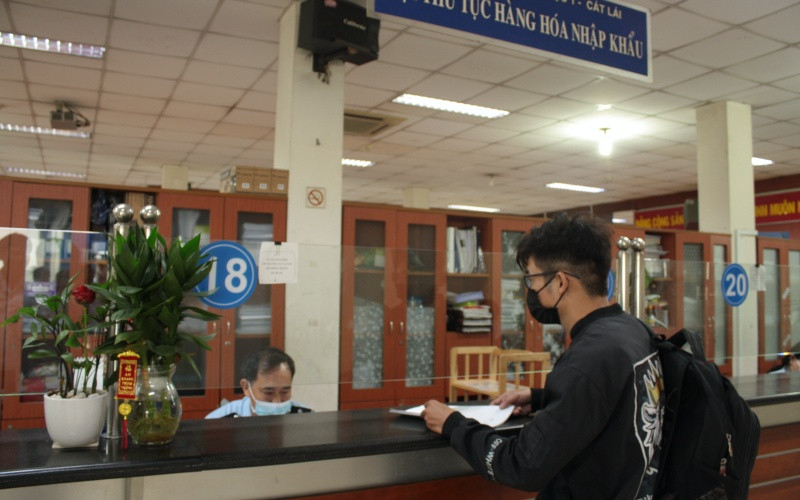 Đại diện doanh nghiệp làm thủ tục thông quan tại Chi cục Hải quan cửa khẩu cảng Sài Gòn khu vực 1 (Cục Hải quan TP Hồ Chí Minh).