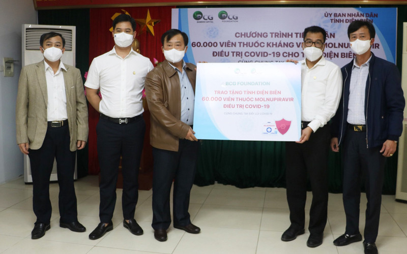 Đại diện Tập đoàn Bamboo Capital trao tặng 60 nghìn viên thuốc Molnupiravir điều trị Covid-19 cho tỉnh Điện Biên. 