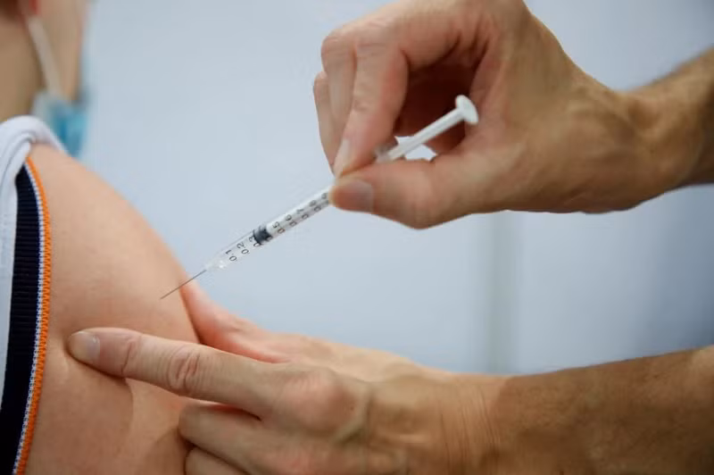 Nhân viên y tế tiêm vaccine Covid-19 Pfizer-BioNTech cho người dân tại tỉnh Yvelines, phía Tây Nam thủ đô Paris, Pháp. (Ảnh: Reuters)