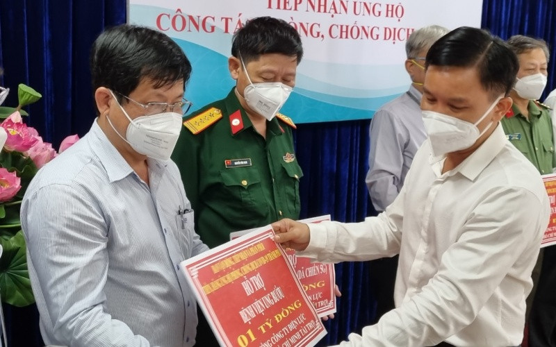 Đại diện EVNHCMC trao bảng biểu trưng kinh phí ủng hộ phòng, chống dịch Covid-19 cho các đơn vị.