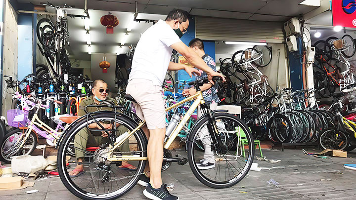 Nhu cầu mua xe đạp tăng cao trong giai đoạn giãn cách xã hội vì Covid-19.