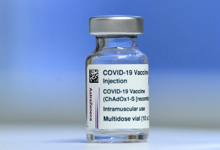 Một lọ vaccine ngừa Covid-19 của AstraZeneca được chụp tại Dublin, Ireland, ngày 14-2. Ảnh: Reuters.
