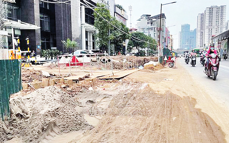 Tình trạng mất vệ sinh môi trường, tiềm ẩn nguy cơ mất an toàn giao thông tại khu vực thi công hầm chui Lê Văn Lương.Ảnh: THẾ HÀ