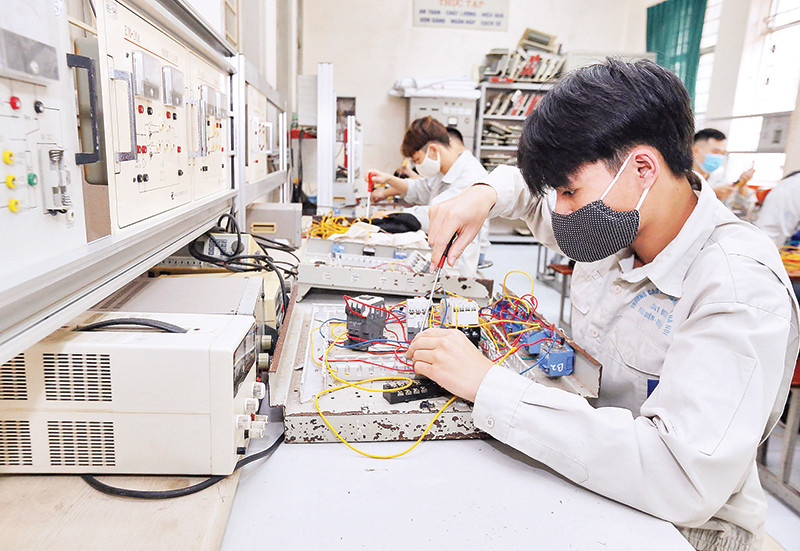 Giờ thực hành của học sinh Trường cao đẳng nghề Công nghiệp Hà Nội. Ảnh: ANH TUẤN