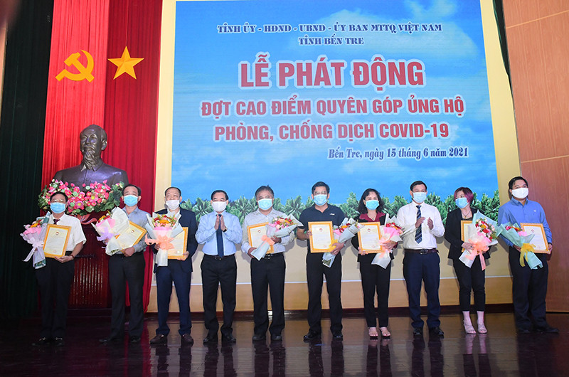 Chủ tịch Ủy ban nhân dân tỉnh Bến Tre trao hoa, thư cảm ơn cho các nhà tài trợ.