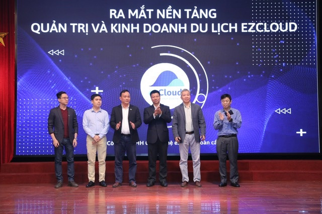 Các đại biểu thực hiện nghi thức ra mắt Nền tảng Quản trị và kinh doanh du lịch ezCloud.
