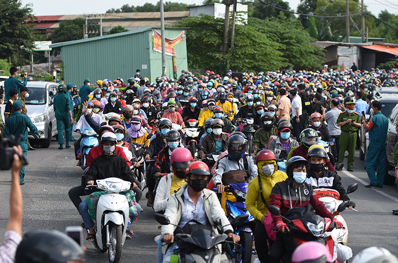 Người dân về quê trên đường Đồng Khởi, giáp ranh giữa huyện Vĩnh Cửu với TP Biên Hòa (Đồng Nai).