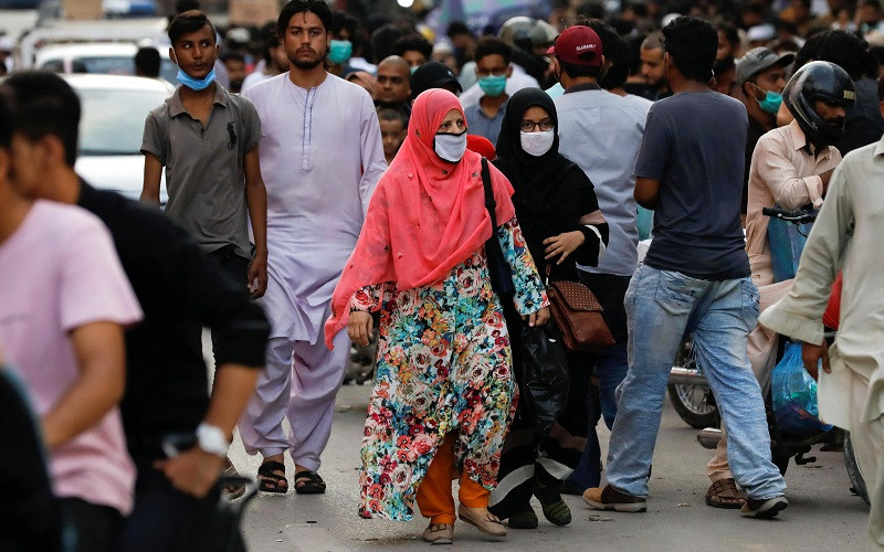 Người dân đeo khẩu trang trên đường phố Karachi, Pakistan. (Ảnh: REUTERS)