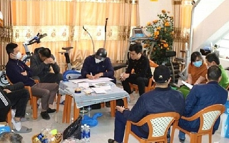 Hiện trường bắt các đối tượng đánh bạc. (Ảnh: Công an Quảng Bình)