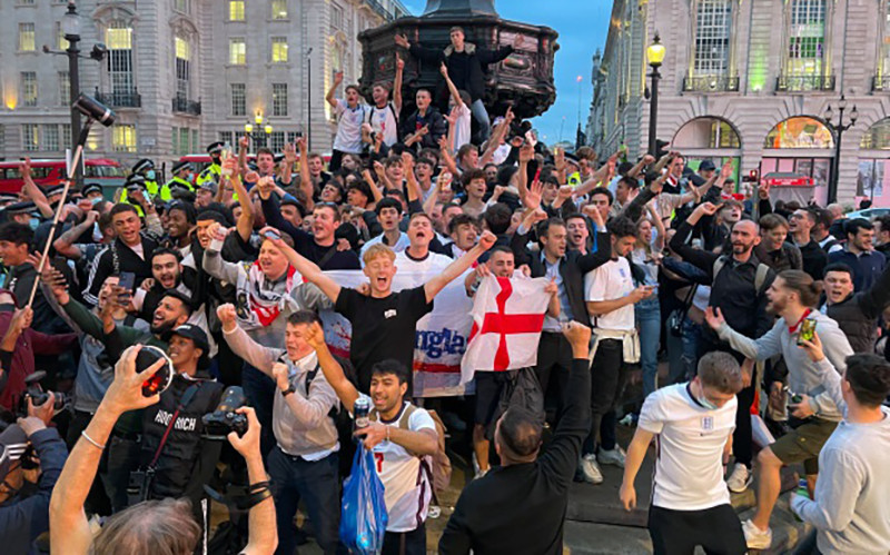 Cổ động viên đổ ra đường phố London mừng chiến thắng của đội tuyển Anh.