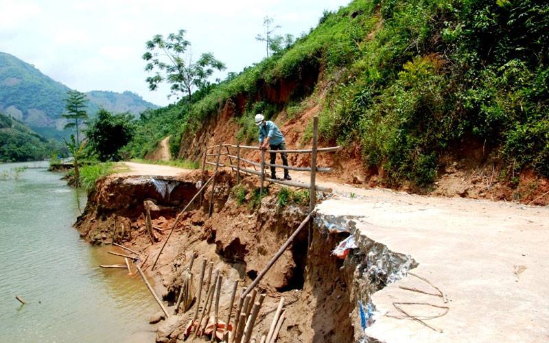 Thủy điện Nậm Lúc tích nước làm sạt lở tuyến đường từ trung tâm xã Cốc Lầu vào thôn Kho Vàng.