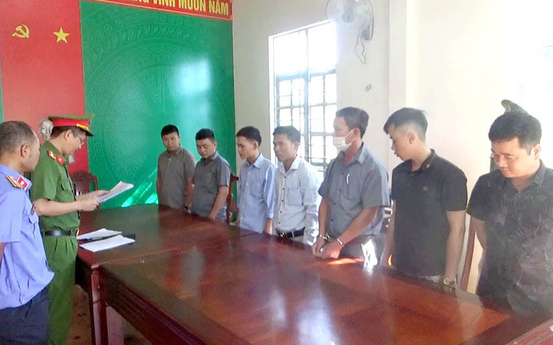 Cơ quan chức năng tống đạt quyết định khởi tố vụ án, khởi tố các bị can.