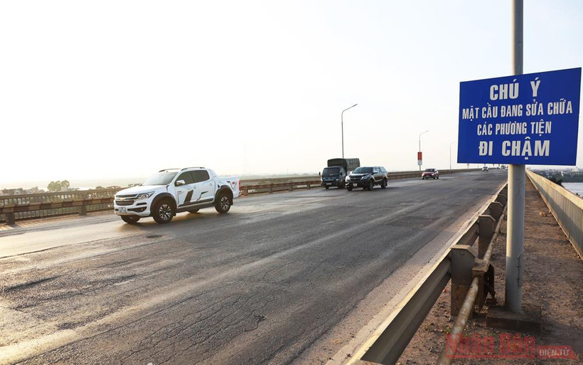 Mặt đường Cầu Thăng Long xuống cấp nghiêm trọng (Ảnh: HIẾU HẢI)