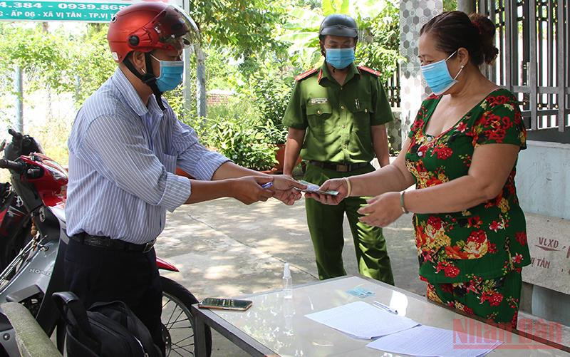 Trao tiền hỗ trợ cho lao động tự do ở xã Vị Tân, TP. Vị Thanh.