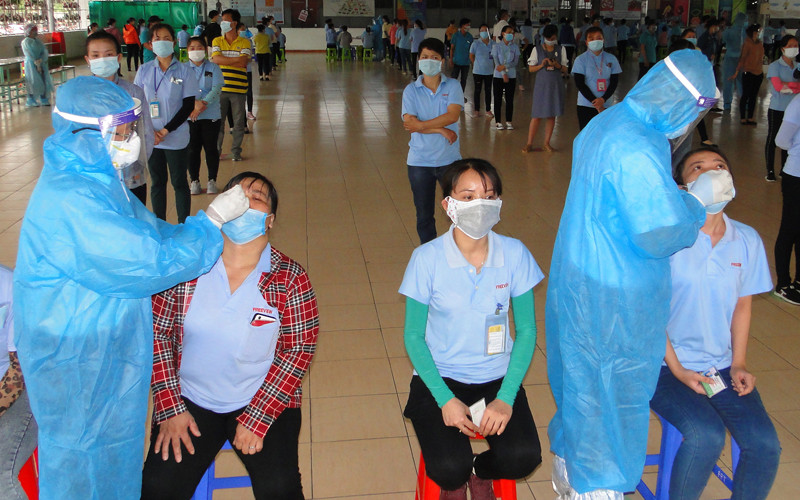 Lấy mẫu xét nghiệm cho công nhân của Công ty TNHH FREE VIEW INDUSTRIAL (VN) thuộc Khu Công nghiệp Tân Hương vào ngày 9/7.