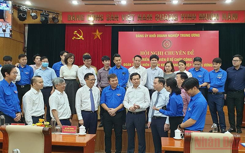 Các đại biểu trao đổi kinh nghiệm về công tác phát triển Đảng trong doanh nghiệp.