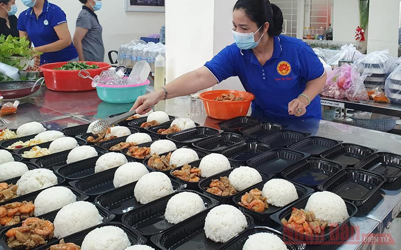 Hội Phụ nữ quận Gò Vấp chuẩn bị 100 suất cơm chiều gửi đến bà con đang cách ly y tế tại các phường 5, 9, 10 và 14...