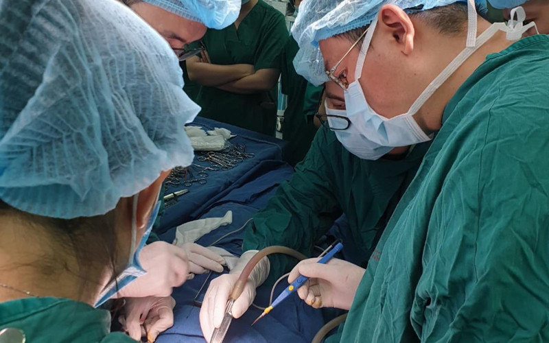 Các bác sĩ mổ cấp cứu cho bệnh nhi.