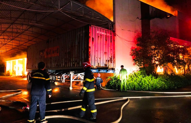 Hiện trường vụ cháy kho hàng Công ty cổ phần Đồng Tiến, Đồng Nai tối 11/10/2021 (Ảnh: Thiên Vương)