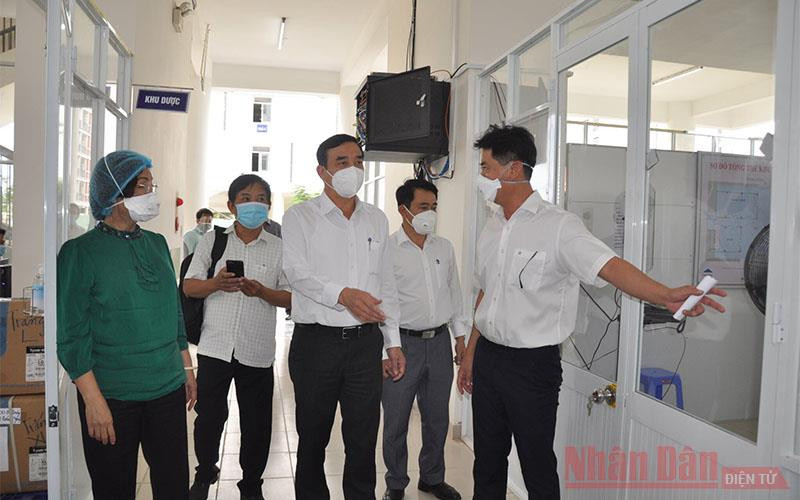 Chủ tịch UBND TP Đà Nẵng Lê Trung Chinh, Trưởng ban phòng chống dịch bệnh Covid-19 TP Đà Nẵng kiểm tra tiến độ lắp đặt trang thiết bị tại Bệnh viện dã chiến chiều 22/7