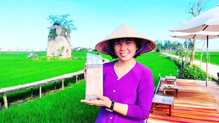 Thanh Nga với sản phẩm gạo tím than và quán cà-phê "Lò Gạch Cũ" nổi tiếng của mình.