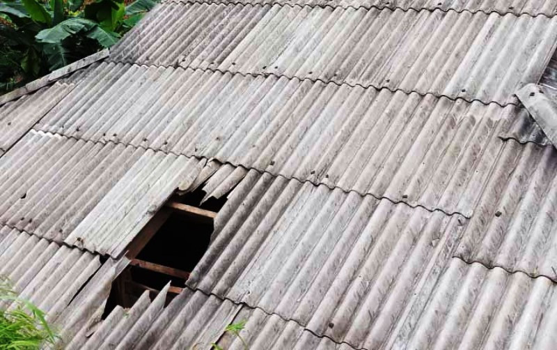 Đá lở, lăn trúng nhà ở làm thủng mái, gãy hoành ngôi nhà ở xóm Bản Riềng, xã Sơn Lộ, huyện Bảo Lạc (Cao Bằng).