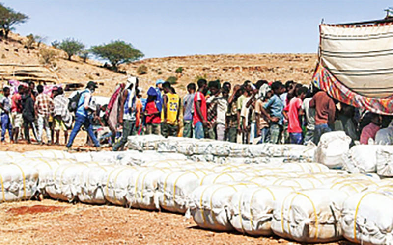Người tị nạn Ê-ti-ô-pi-a chờ nhận hàng cứu trợ ở Xu-đăng.