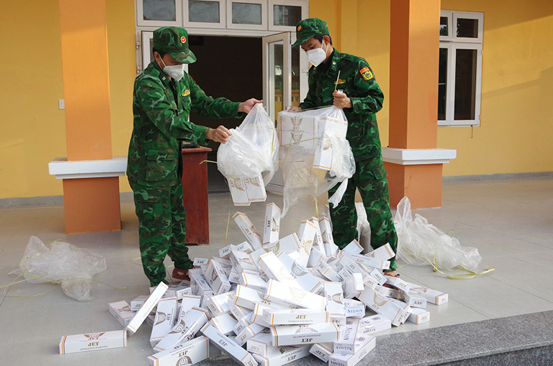 Tổ công tác của Đồn Biên phòng Cầu Muống kiểm đếm tang vật. (Ảnh: MẠNH CƯỜNG)