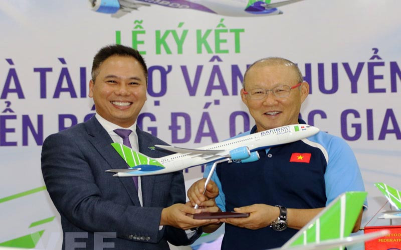 HLV Park Hang-seo tại buổi lễ ký hợp đồng tài trợ.