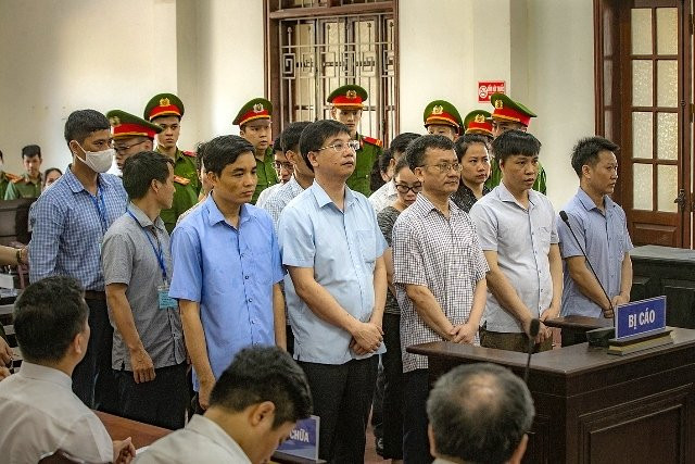Các bị cáo nghe tòa tuyên án.