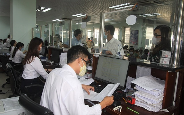 Bộ phận một cửa Bảo hiểm xã hội Đồng Nai tiếp nhận và giải quyết hồ sơ của người lao động (Ảnh minh họa: Thiên Vương).
