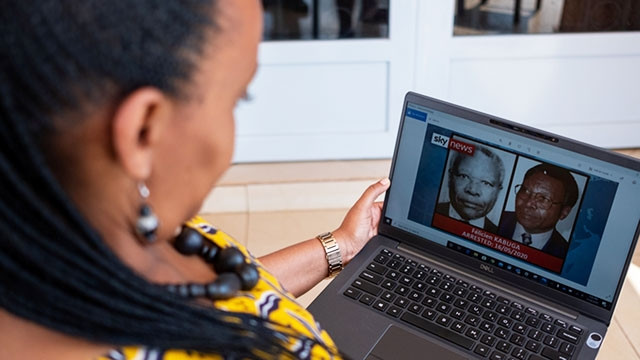 Người dân Rwanda theo dõi vụ bắt giữ Kabuga trên phương tiện truyền thông. Ảnh: REUTERS